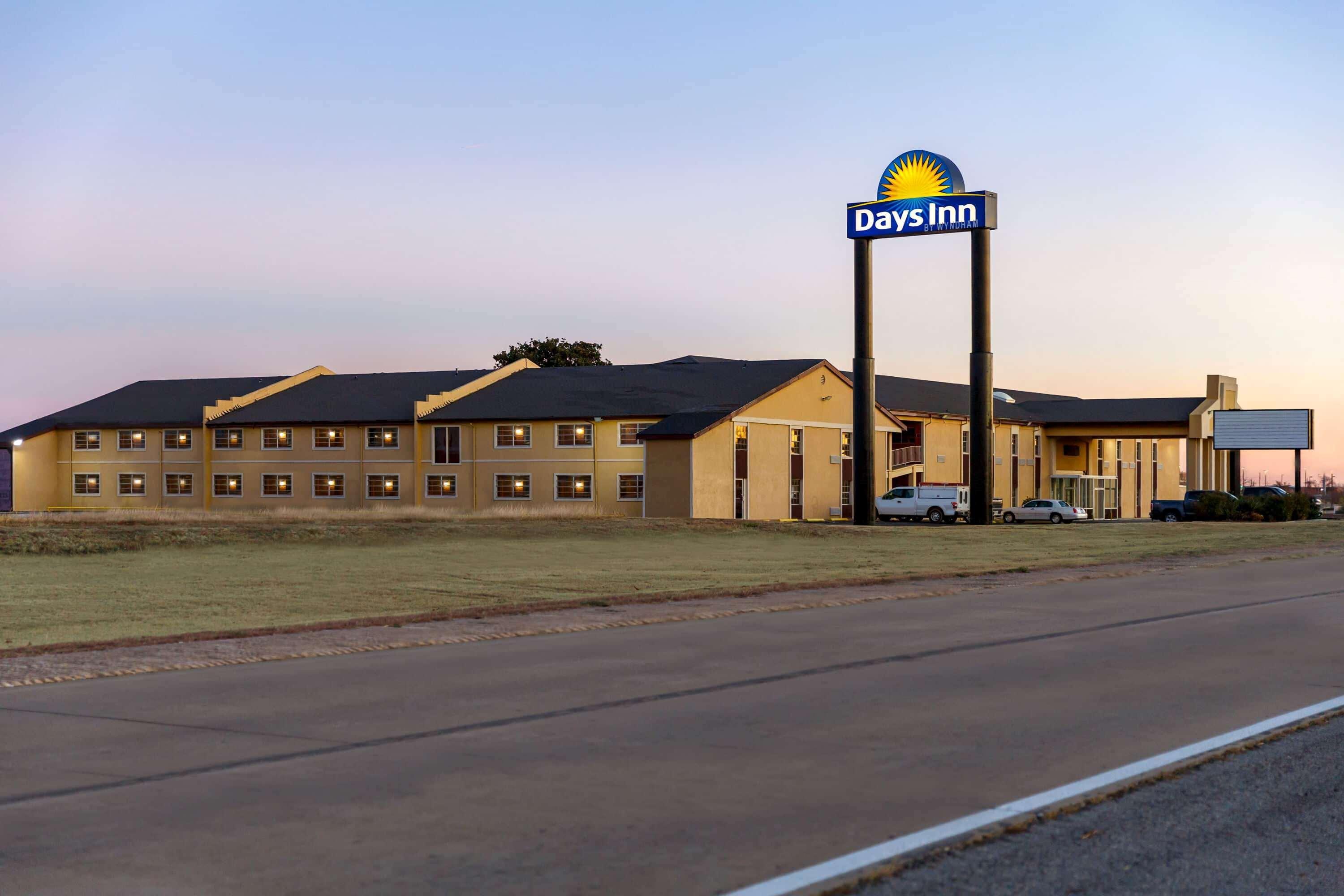 Days Inn By Wyndham Lawton Exterior photo
